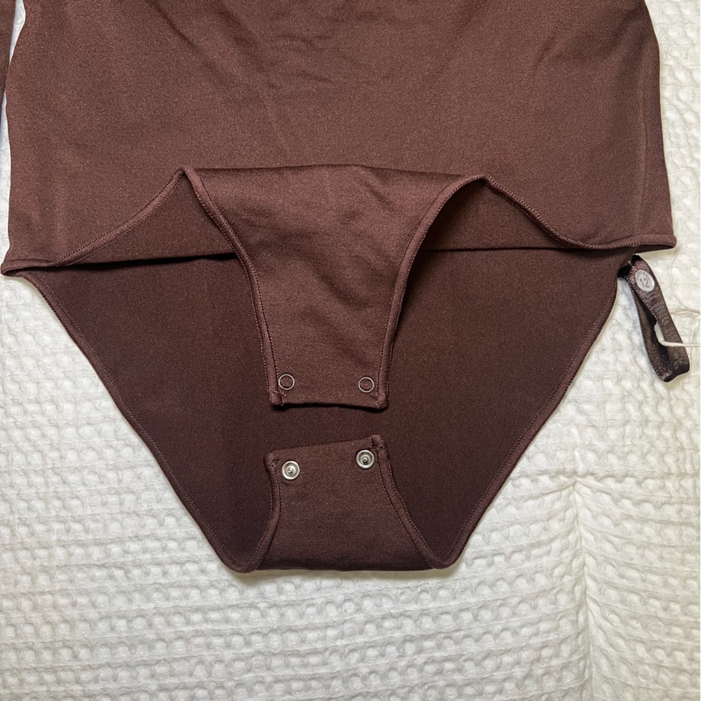 SKIMS Off the shoulder Long Sleeve Bodysuit - Picture 3 of 3